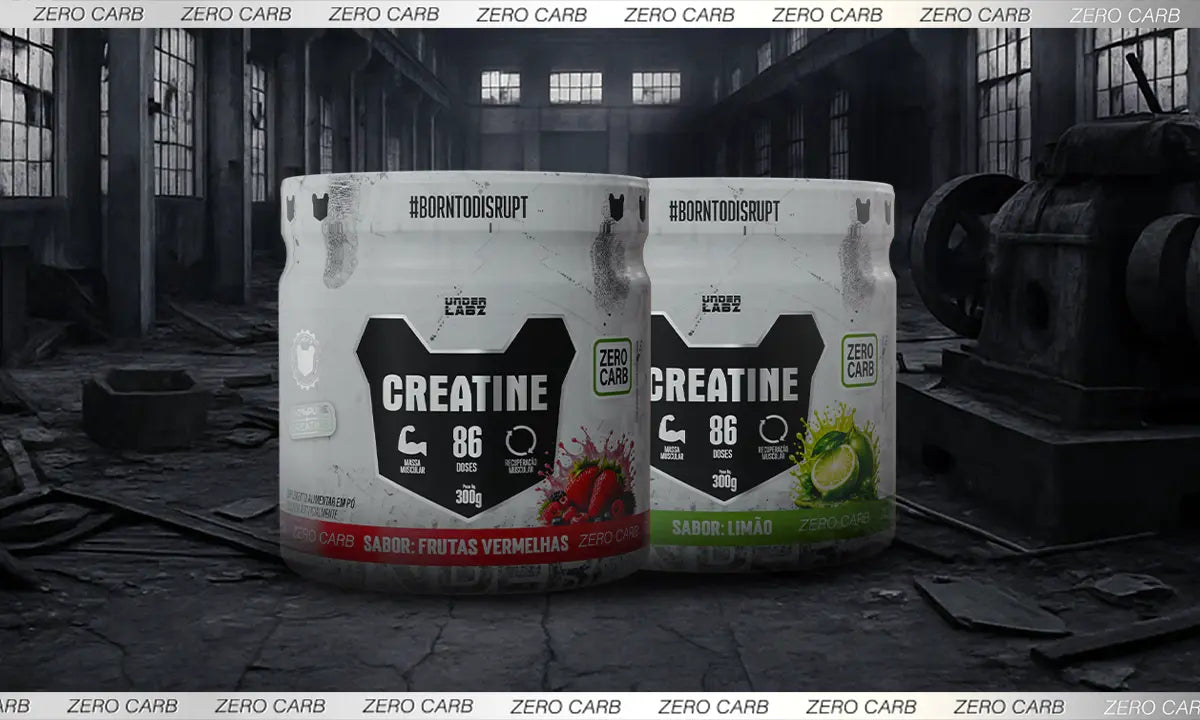 Potes de creatina zero carbo em ambiente industrial.  Descrição da imagem: