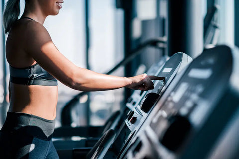 Mulheres podem tomar creatina? Conheça os benefícios do suplemento no metabolismo feminino