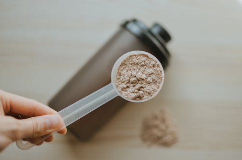 Whey engorda? Entenda como o suplemento afeta o peso