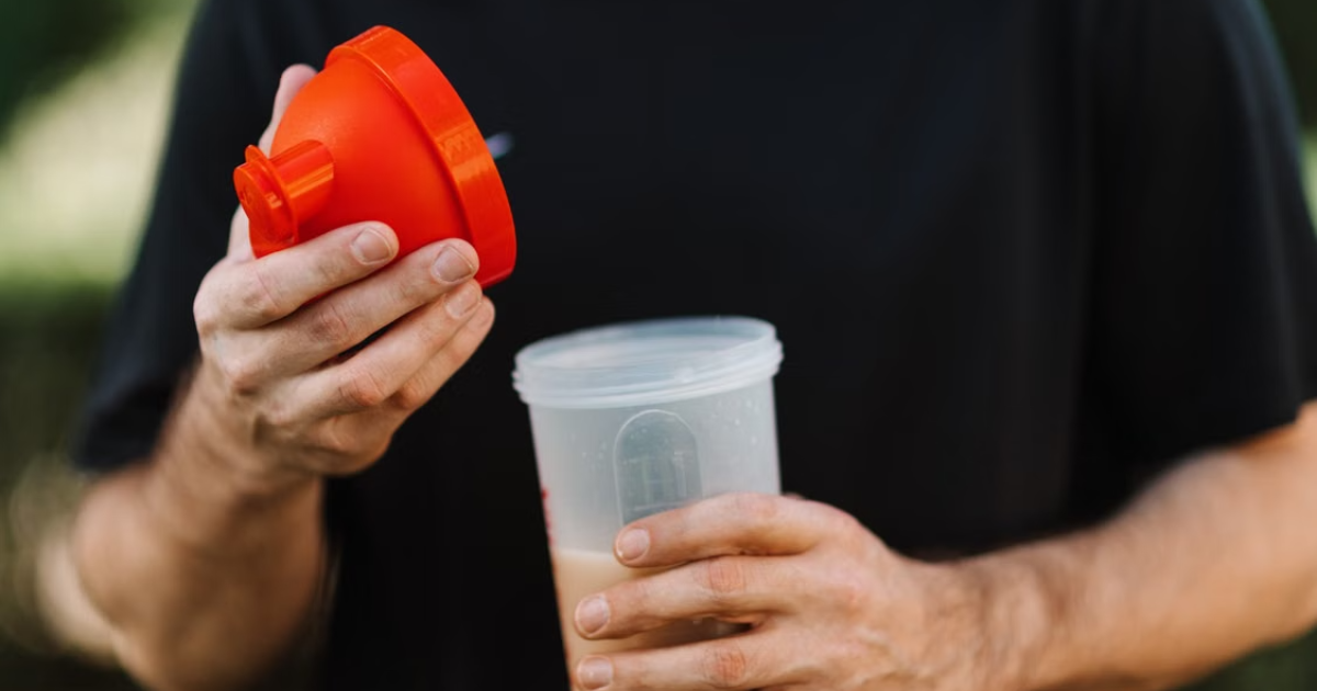 Whey Protein Isolado: O Guia Completo para Benefícios, Uso e Escolha