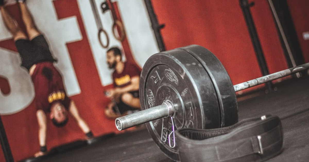 Recuperação muscular pós-treino: protocolo de sono, comida e suplementos